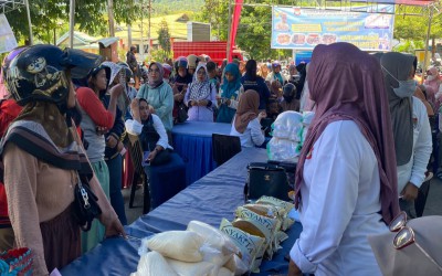 Tekan Inflasi Di Bulan Suci Ramadhan, Disdagrin Banggai Bersama Kejari Banggai Laksanakan Pasar Murah